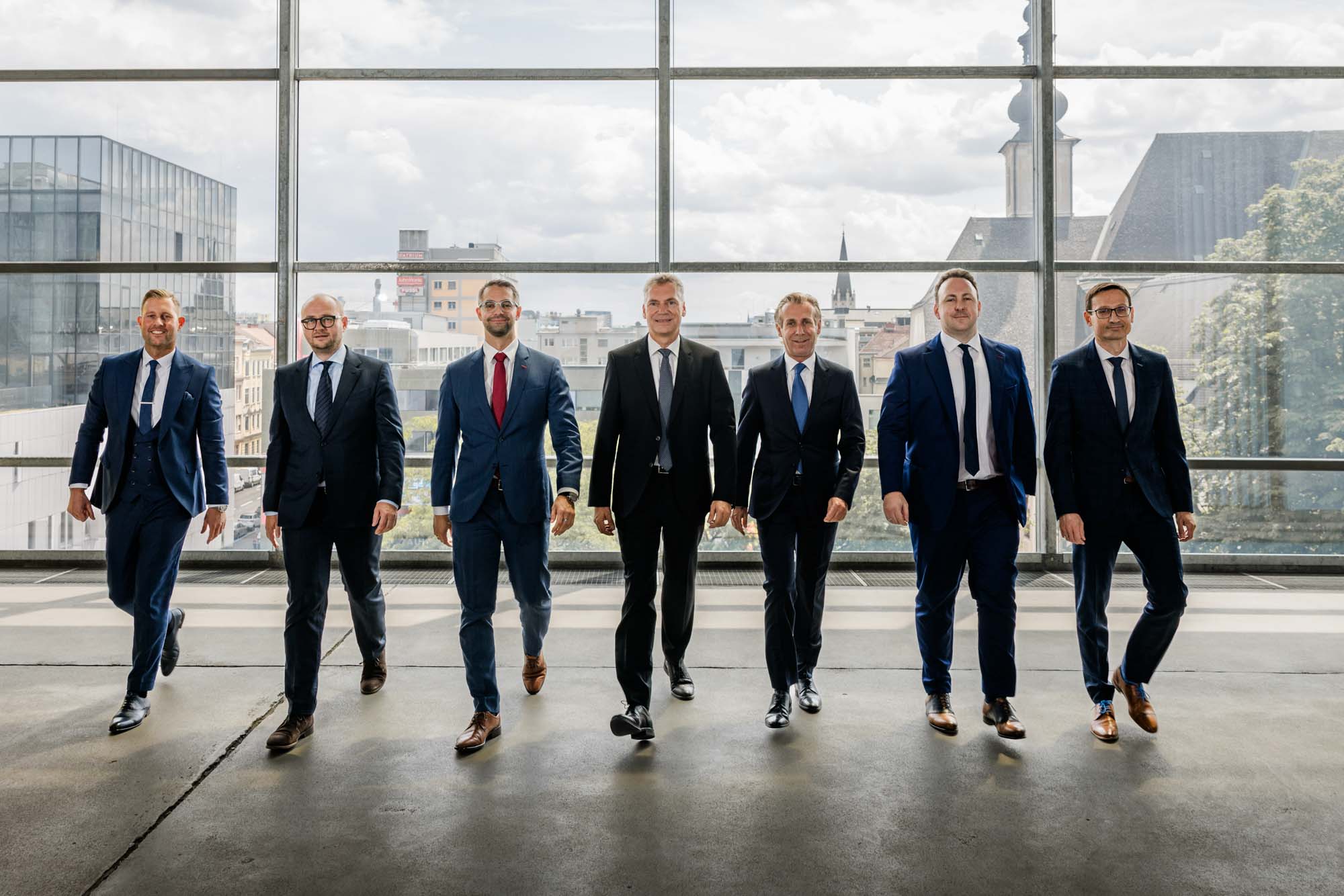 Teamfoto der 7 Rechtsanwälte beim Gehen