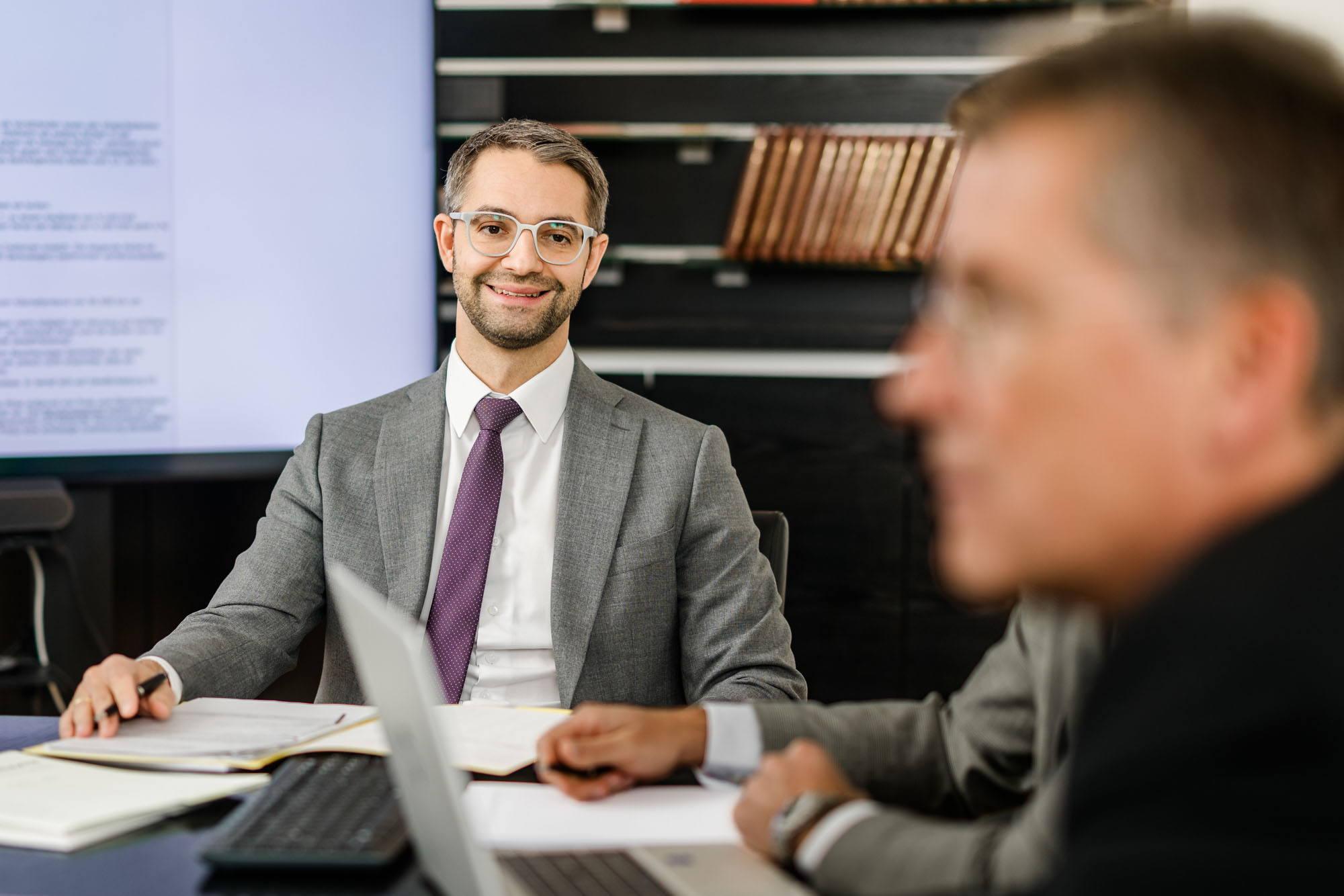 Nahaufnahme eines Anwalt während einer Präsentation, der in die Kamera lächelt