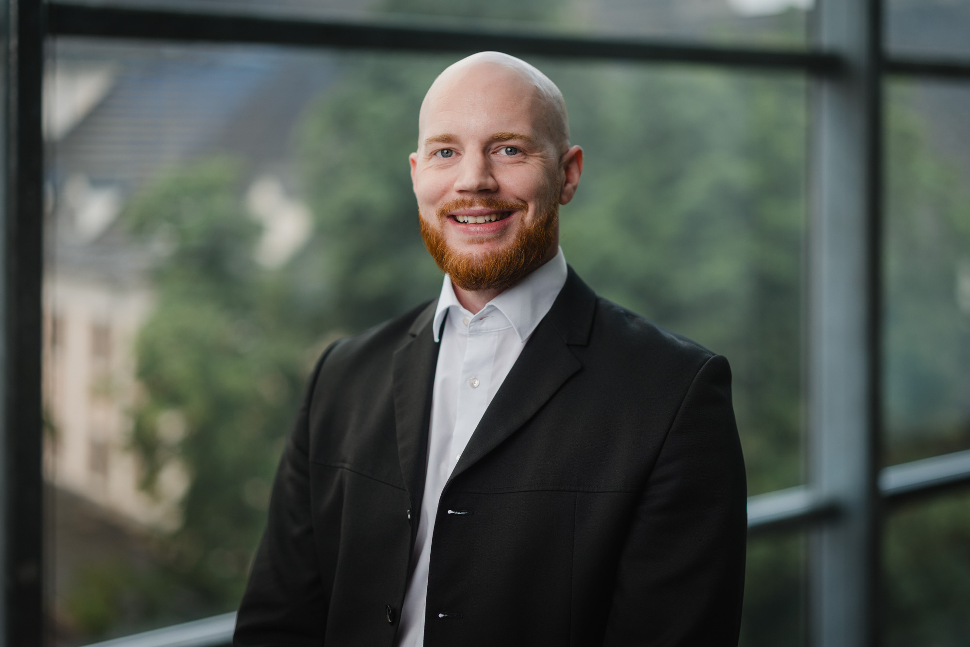 Portrait Anwalt Dunzinger ohne Krawatte