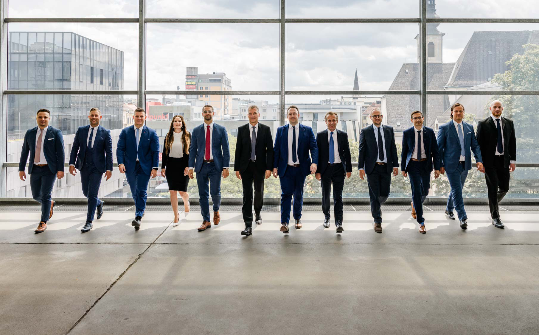 Teamfoto von allen 12 Rechtsanwält:innen in Linz und Wien